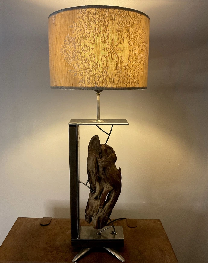 Lampe structure métal et bois flotté.