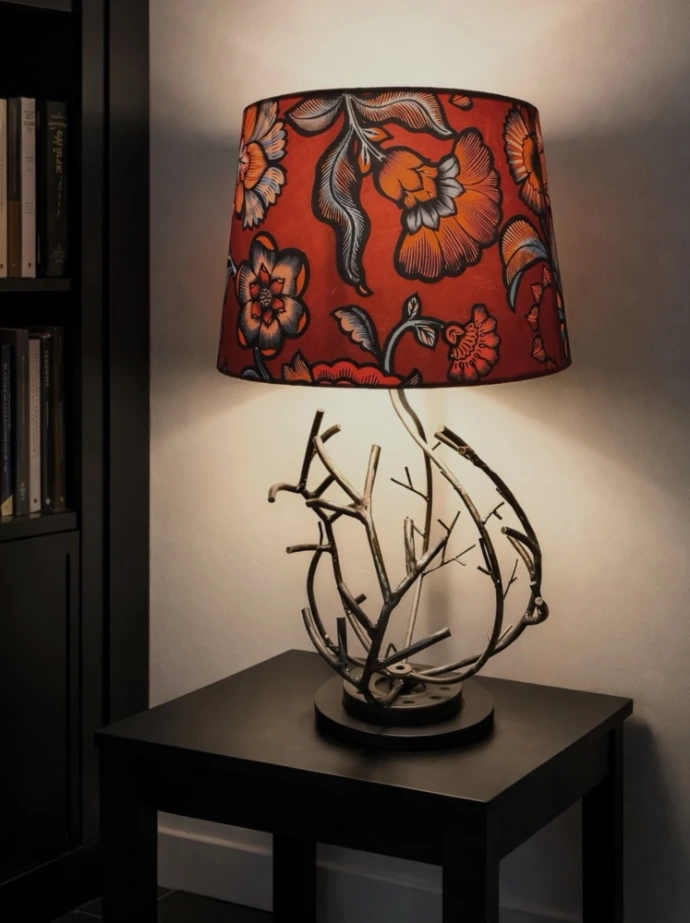Lampe avec branchages en métal verni. Le piétement est un ancien disque de frein. Habillage de l'abat-jour réalisé par https://www.instagram.com/etlulucrea/