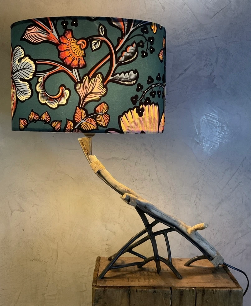 Lampe structure métal et bois flotté. Habillage de l'abat-jour réalisé par https://www.instagram.com/etlulucrea/