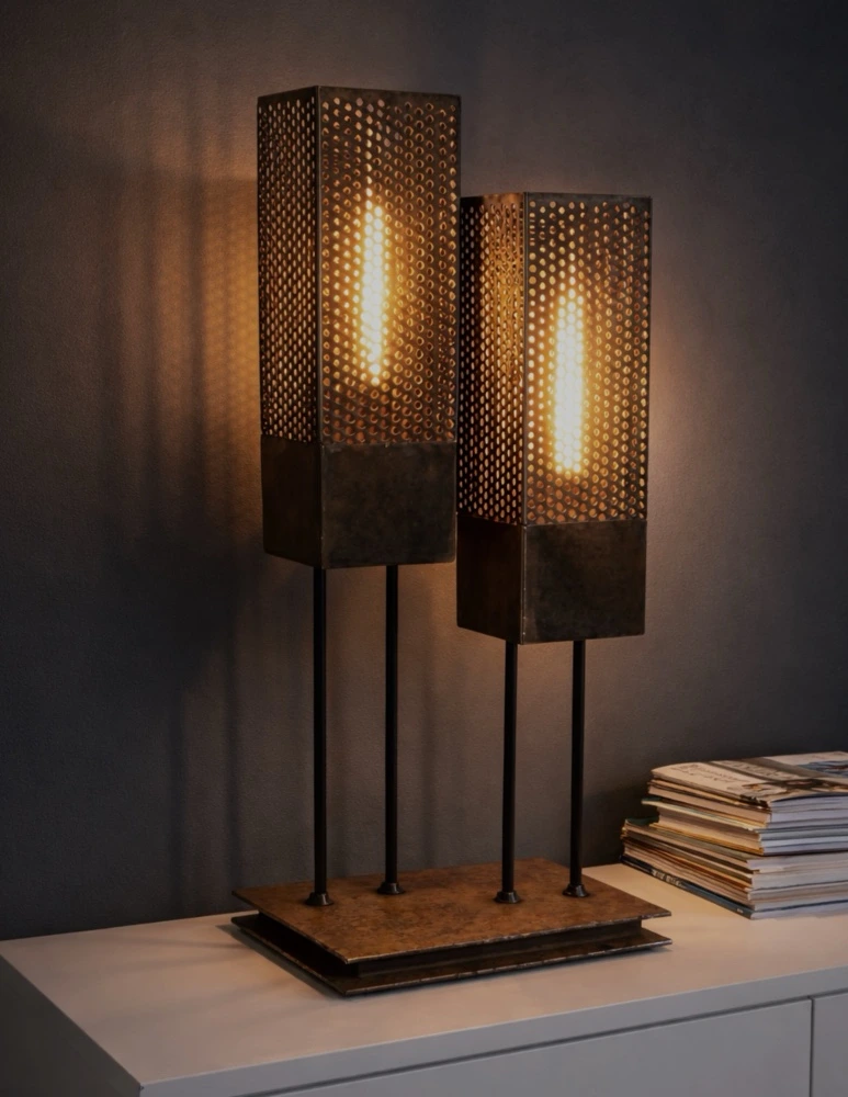 Lampe en métal de récupération. Éclairage ampoules led vintage.