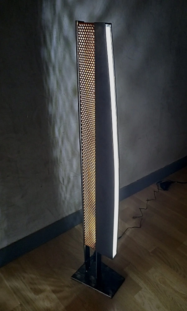 Lampe en métal brut verni. Éclairage led intérieur