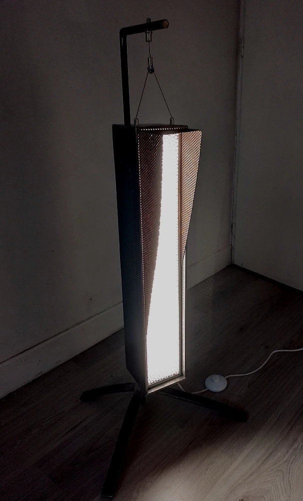 Lampe pendulaire en métal rouillé verni. Éclairage en panneau led.