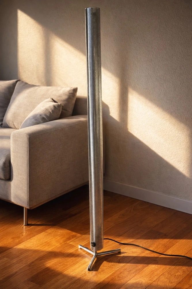 Lampe en métal poli. Éclairage tube led.