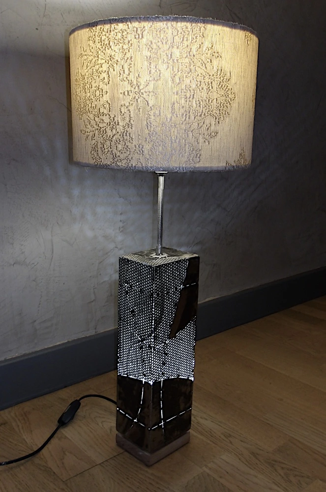 Lampe en métal brut verni. Éclairage led intérieur. Habillage de l'abat-jour réalisé par https://www.instagram.com/etlulucrea/