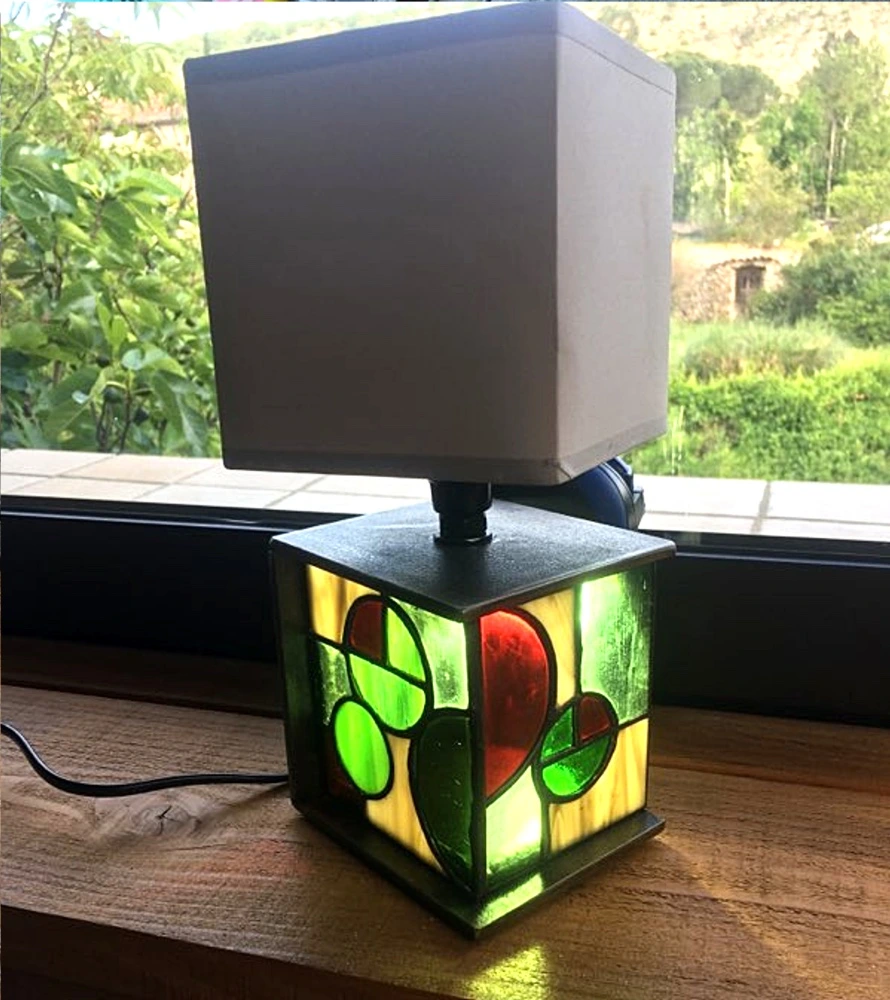 Lampe en métal brut verni et décoration en vitrail réalisée par https://www.instagram.com/latelierduvitrail/