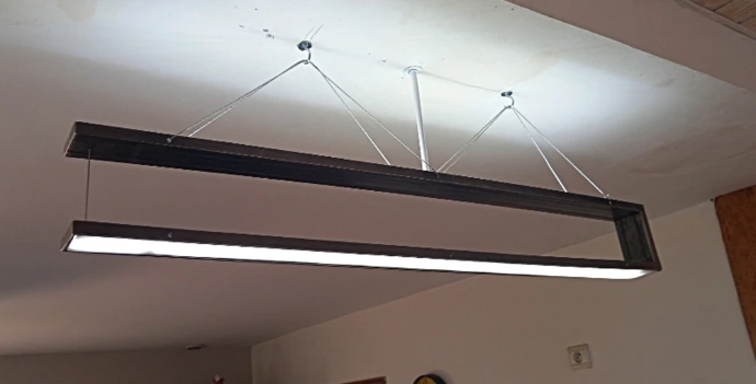 Plafonnier en tôle teintée. Cable en inox et éclairage led.