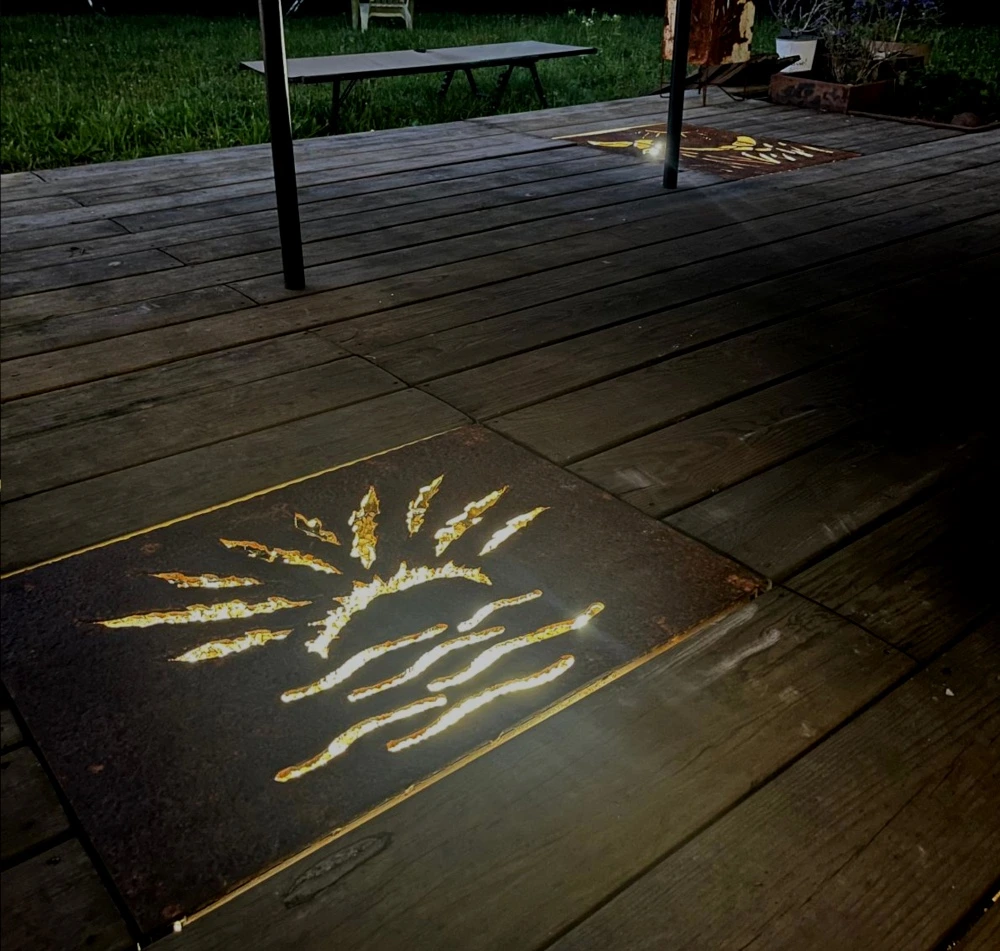 Plaque en tôle de récupération. Motifs découpés au plasma. Éclairage led étanche en sous-face.