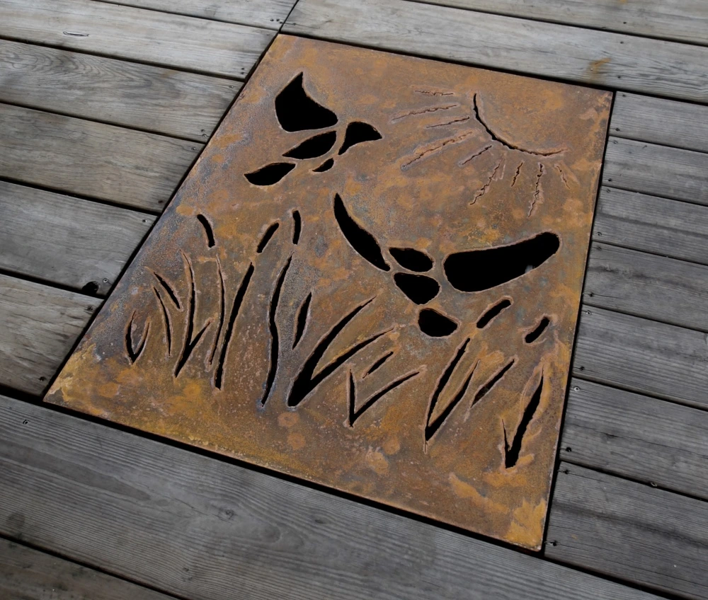 Plaque en tôle de récupération. Motifs découpés au plasma. Éclairage led étanche en sous-face.