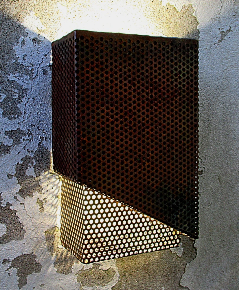 Lampe en tôle rouillée. Éclairage étanche.