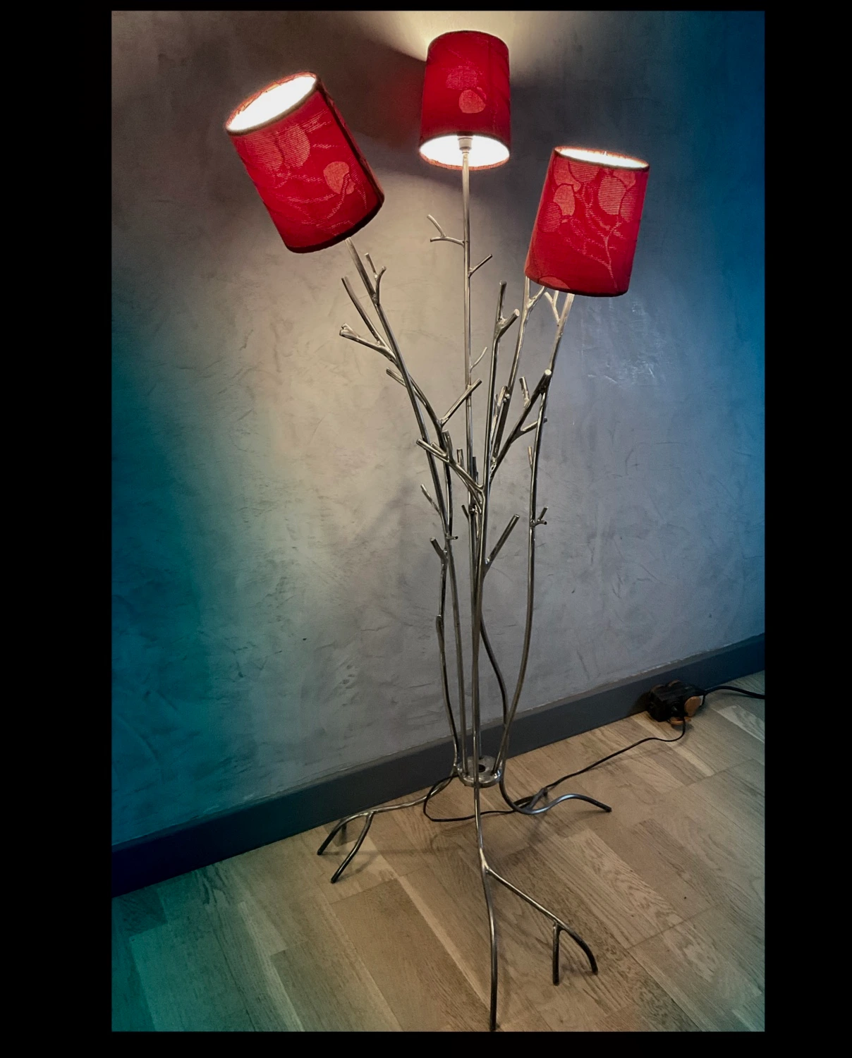 Lampe "à 3 têtes" avec branchages en métal verni. Habillage de l'abat-jour réalisé par https://www.instagram.com/etlulucrea/